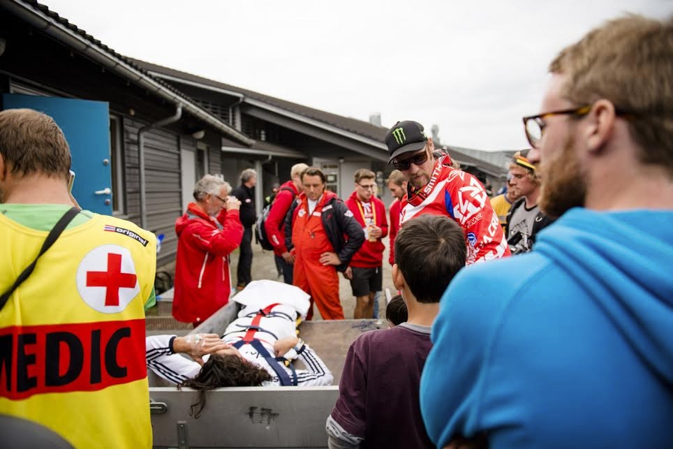 PASSER PÅ: Steve Peat passer på læregutten Josh Bryceland. Foto: Martin. I Dalen steveratMID