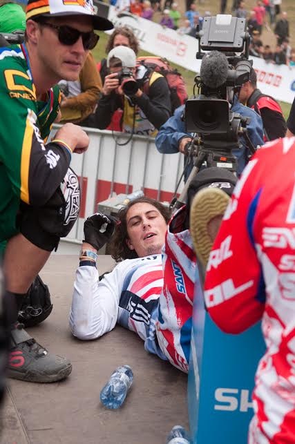 STORE SMERTER: Det er neppe godt å brekke ankelen, men Josh Bryceland er en tøff kar. Han knyttet neven da han ble båret vekk. Foto: Øyvind Aas ratboygreg