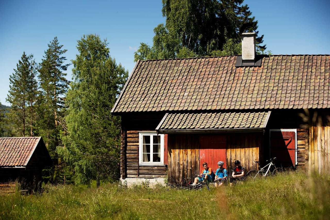 Sverre Eckhoff, Per-Eivind Syvertsen og Jostein Nymoen tar en pause i solveggen på Aspesetra. / Stisykling i Norge. Sverre Eckhoff, Per-Eivind Syvertsen og Jostein Nymoen tar en pause i solveggen på Aspesetra. / Stisykling i Norge.