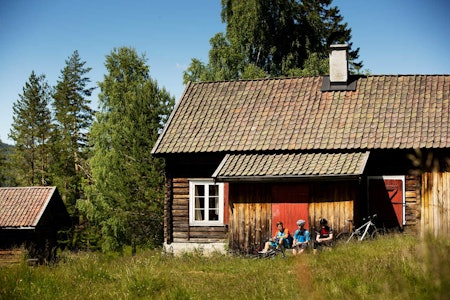 Sverre Eckhoff, Per-Eivind Syvertsen og Jostein Nymoen tar en pause i solveggen på Aspesetra. / Stisykling i Norge. Sverre Eckhoff, Per-Eivind Syvertsen og Jostein Nymoen tar en pause i solveggen på Aspesetra. / Stisykling i Norge.
