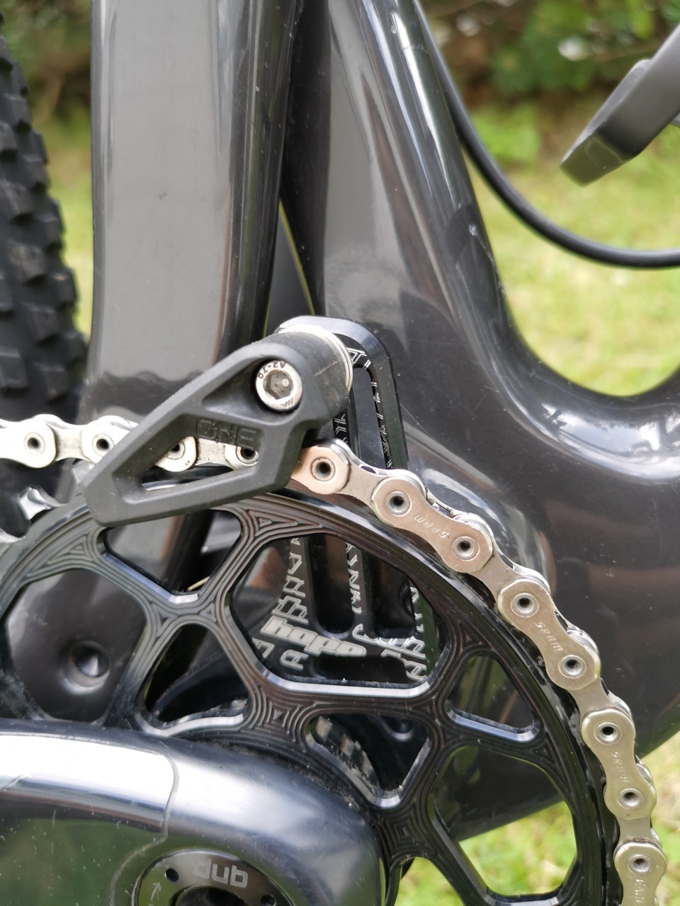 KJEDEFØRER: For å være sikker på ikke å miste kjedet har Jens satt sammen en kjedefører av deler fra Hope og OneUp. Jens Bergmanns Blur offroad Valdres