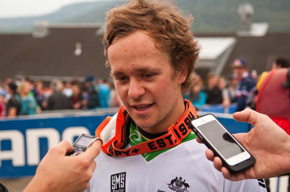 MEDALJEMANN: Troy Brosnan på Specialized Factory Racing rundet av pallen. Foto: Mathias Marley troybrosnan