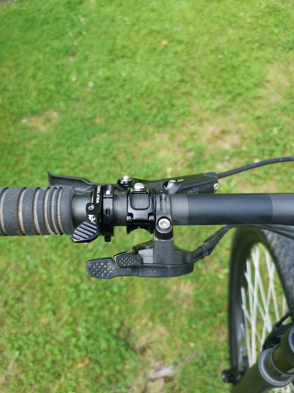 SPESIALSPAK: Wolftooth-bryteren gjør at Jens får plass til både senkepinnebryter og demperlås på venstre side av styret. Jens Bergmanns Blur offroad Valdres