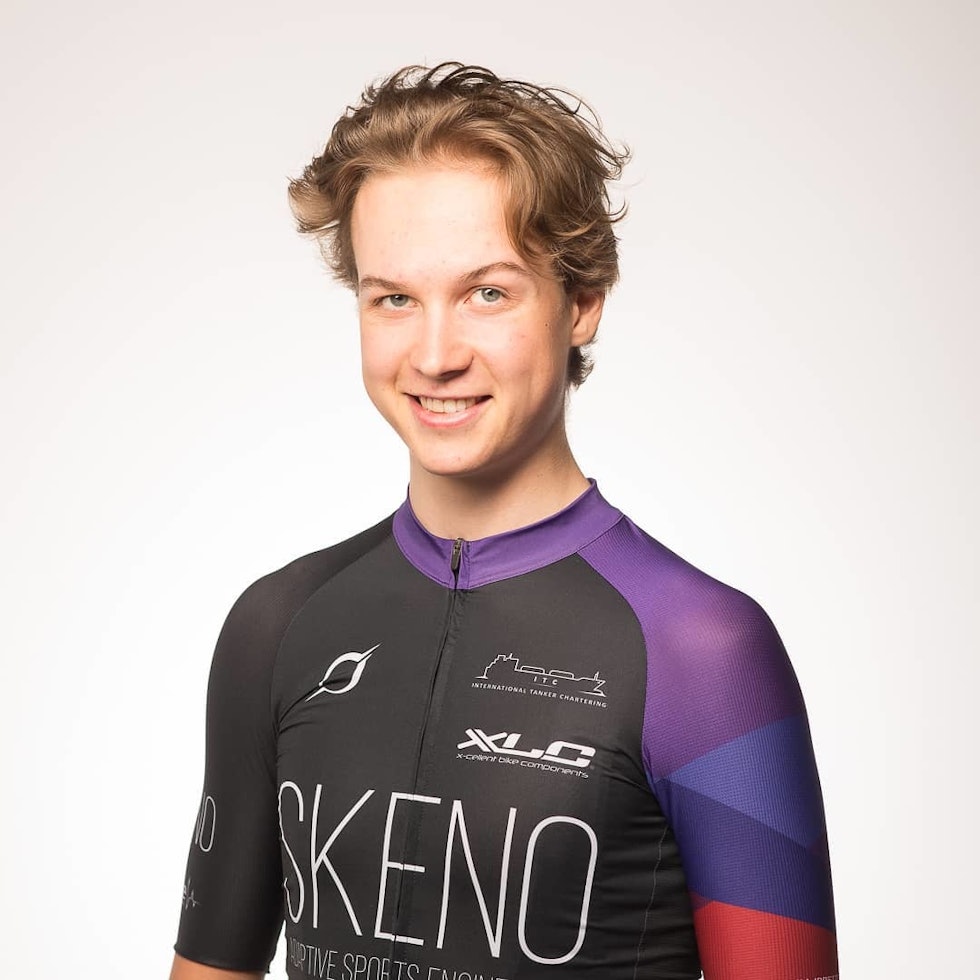 JENS: Bergmann sykler for laget Team Skeno - Sfit Helse og har sørget for at sykkelen matcher fargene på trøya. Jens Bergmanns Blur offroad Valdres