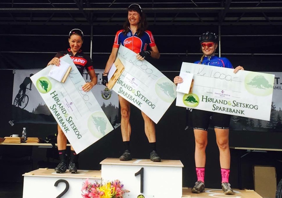 Pallen i dameklassen 56km aktiv: Tone Kristin Larsen vant foran Linda-Kristine Bjerke på andreplass og Marte Helene Halvorsen på tredjeplass. Foto: Privat Linda Kristine Bjerke - Tone Kristin Larsen - Marte Helene Halvorsen Krepserittet women winners 2016 - Foto Arrangøren 1400x968