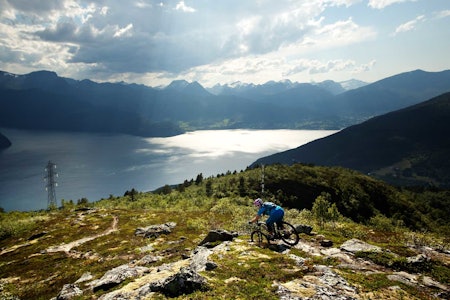 Fra Liahornet har du fin utsikt mot Stranda og Ansokhornet, som kan kombineres med turen til Liahornet. / Stisykling i Norge. Fra Liahornet har du fin utsikt mot Stranda og Ansokhornet, som kan kombineres med turen til Liahornet. / Stisykling i Norge.