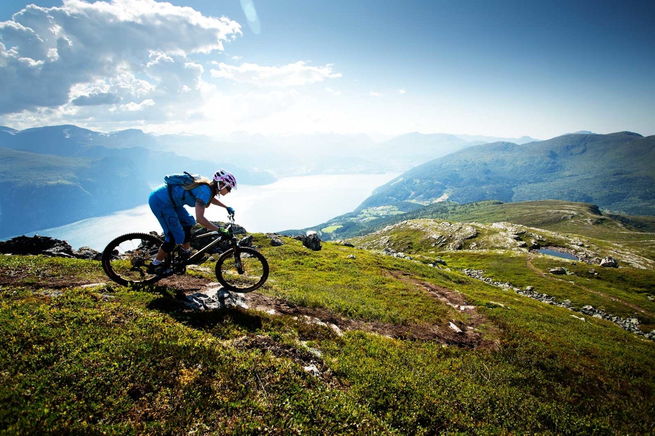 Veronica Vikestrand slipper seg ned fra Liahornet mot fergeleiet i Liabygda. / Stisykling i Norge. Veronica Vikestrand slipper seg ned fra Liahornet mot fergeleiet i Liabygda. / Stisykling i Norge.