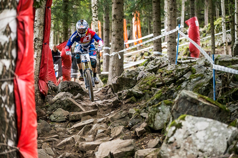 GEE-SPOT: Gee Atherton har slitt i Hajfell og i årets sesong, tross seier i Cairns. Han har et tre oppkalt etter seg i løypa og bør unngå dette i dag. GEE-SPOT: Gee Atherton har slitt i Hajfell og i årets sesong, tross seier i Cairns. Han har et tre oppkalt etter seg i løypa og bør unngå dette i dag.