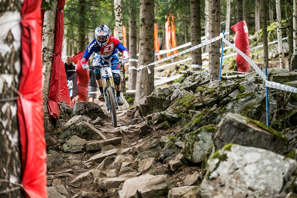 GEE-SPOT: Gee Atherton har slitt i Hajfell og i årets sesong, tross seier i Cairns. Han har et tre oppkalt etter seg i løypa og bør unngå dette i dag.