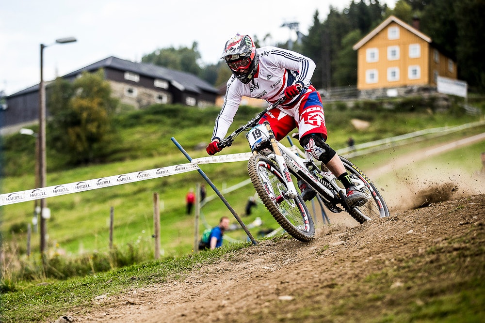 HELTEN: Da Snorre Pedersen og Werner Jonassen begynte med å bygge løyper i Hafjell drømte de om å få helten Steve Peat på besøk. Nå sykler han VM her.