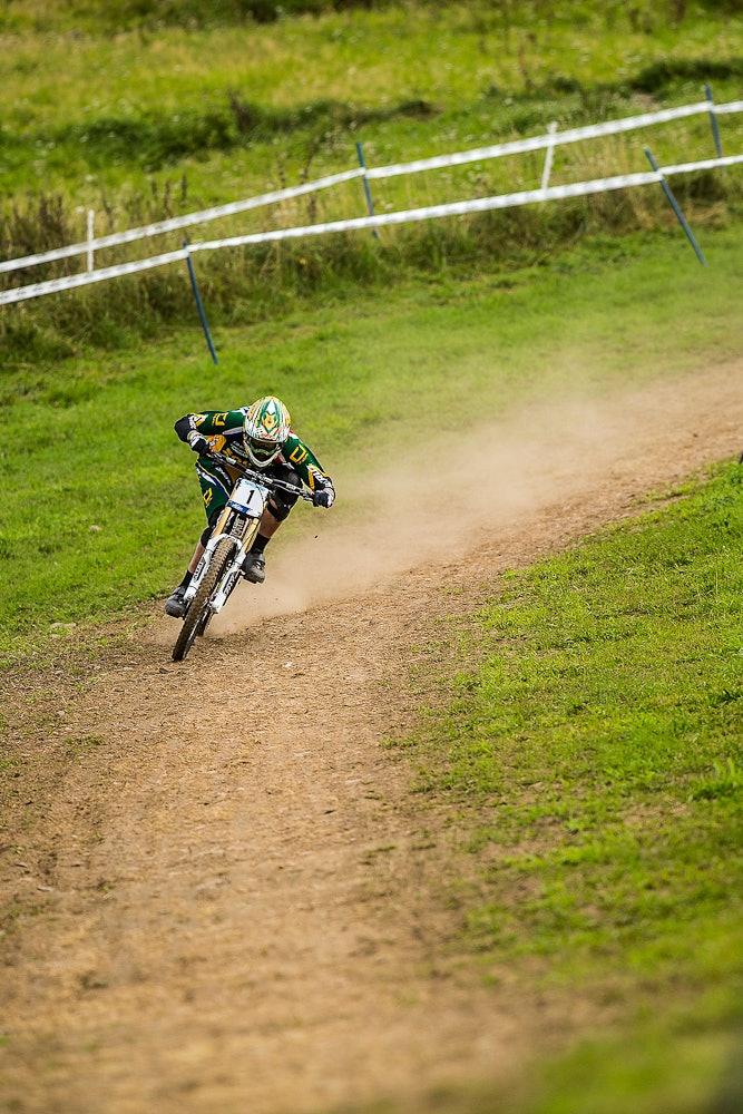 HI-SPEED: De raskeste gutta vil bikke 80 km/t i de raskeste partiene i den krevende og varierte løypa i Hafjell. Her Greg Minnaar i rett under 80.