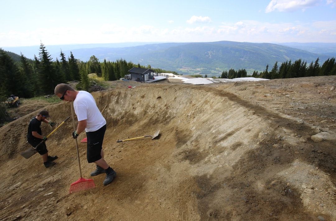 Fortsatt noen svinger som skal strigles før alt er klart for sesongen. Foto: Hafjell Bike Park Dugnad Hafjell Bike Park - Foto Hafjell Bike Park 1400x924