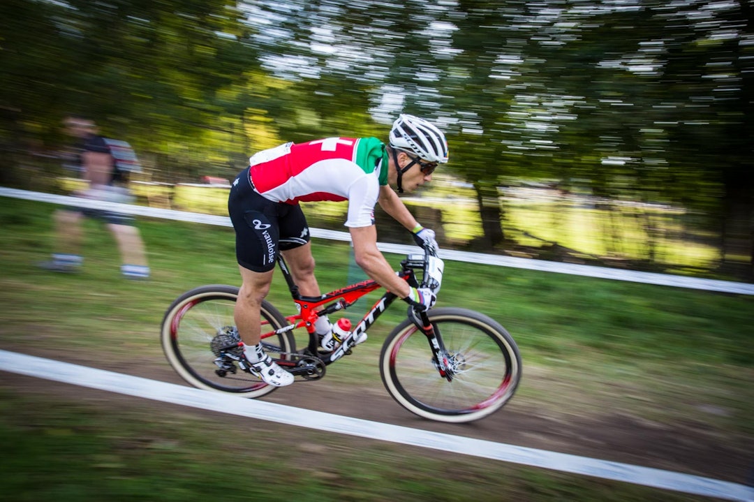 ALENE I TET: Nino Schurter tok ledelsen ut fra start, men måtte etterhvert se seg forbikjørt av en franskmann. (foto: Snorre Veggan) terrengVM-3458a