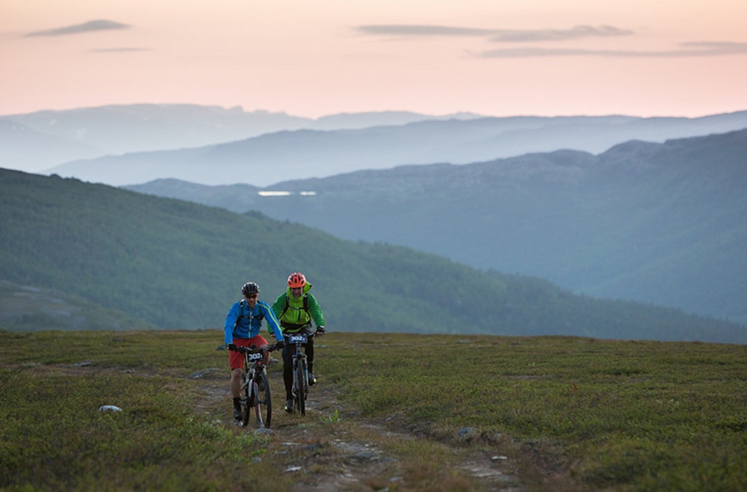 Finnmarksvidda er definitivt ikke flat. Foto: Steinar Vik/Offroad Finnmark OF2015 - Steinar Vik 1400x924