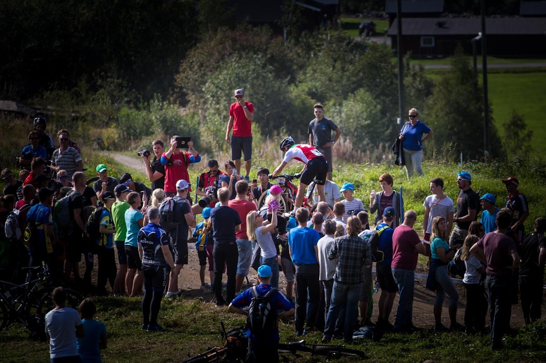 HØYT: Nino Schurter pleier å gi det meste på hoppene. Her svever han over publikum på BMX-hoppene. (foto: Snorre Veggan) terrengVM-3524a
