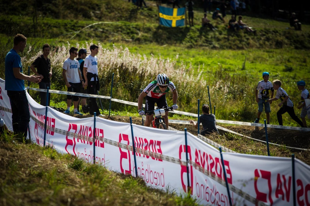 OPPOVER: Rytterne måtte slite seg opp 170 høydemeter pr. runde. Med totalt syv runder, ble det en tøff konkurranse for mange. Her er Nino Schurter på vei opp mot løypas høyeste punkt. (foto: Snorre Veggan) terrengVM-3573a