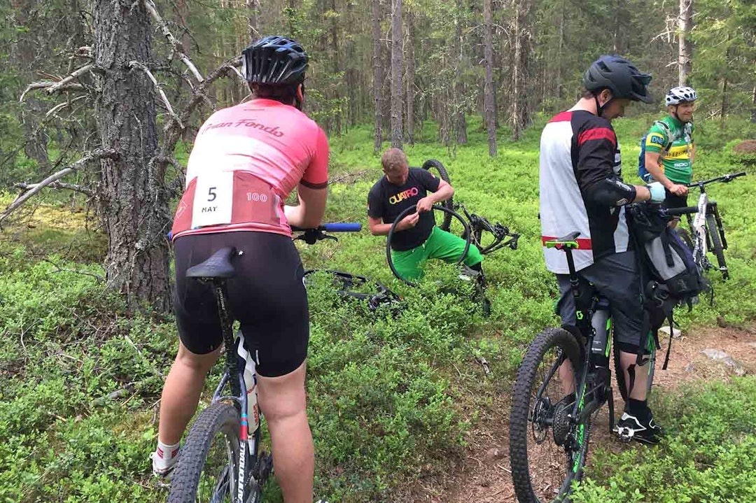 Smårusk fikses på flekken. Foto: Asgeir Linberg Trail fix - Asgeir Linberg