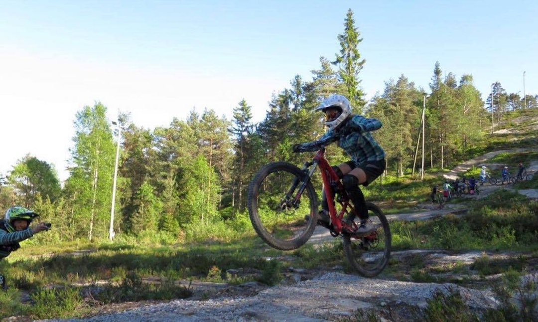 Mestring er nøkkelord for jentedagen i Kjerringåsen, og arrangøren tilbyr flere ulike kurs i løpet av søndagen. Foto: Hanne Holmstrøm Karlsen Kjerringåsen jentedag DH - Hanne Holmstrøm Karlsen 1400x838