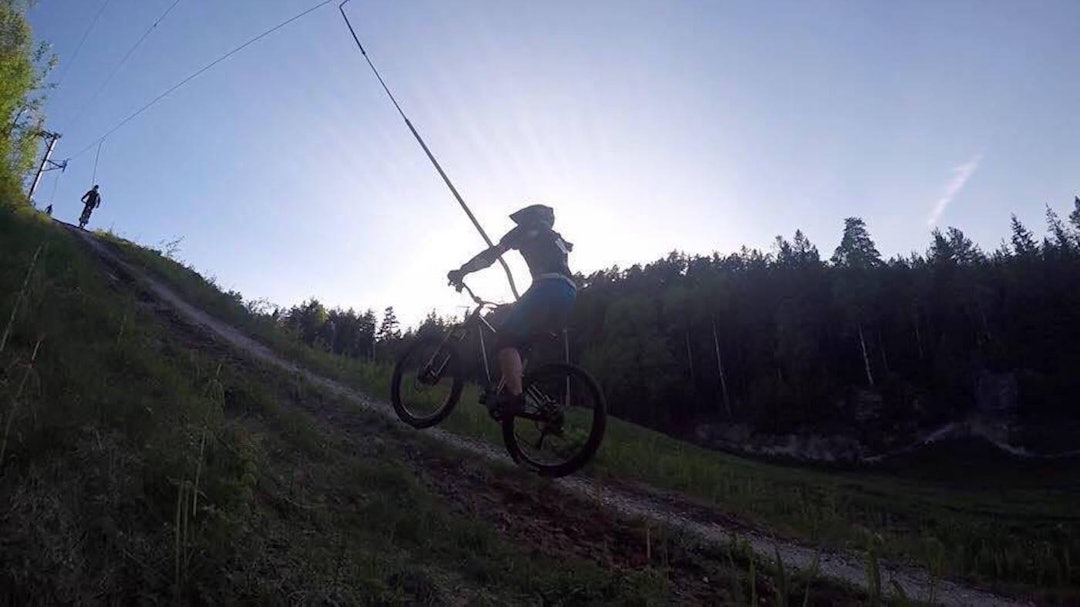 For noen er heisen et hinder, men med øvelse går det knirkefritt. Foto: Hanne Holmstrøm Karlsen Jente DH Kjerringåsen - Hanne Holmstrøm Karlsen 1400x