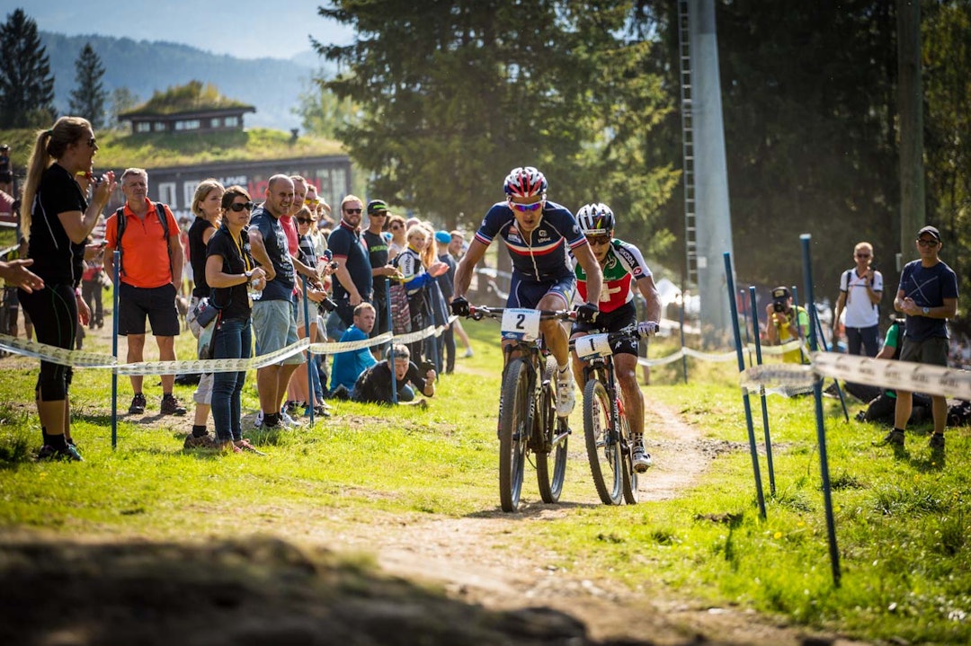 SAMMEN: Her har Julien Absalon tatt igjen Nino Schurter og det går ikke lang tid før han har fått et solid forsprang. I mål var avstanden nesten to minutter. (foto: Snorre Veggan) terrengVM-3718a