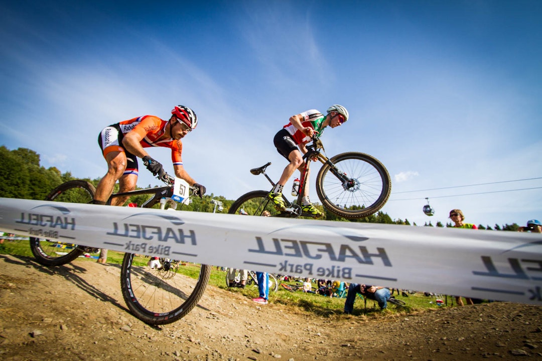 ULIK TEKNIKK: Mens nederlenderen holder seg i lavlandet, så drar sveitseren på i høyden. (foto: Snorre Veggan) terrengVM-7568a