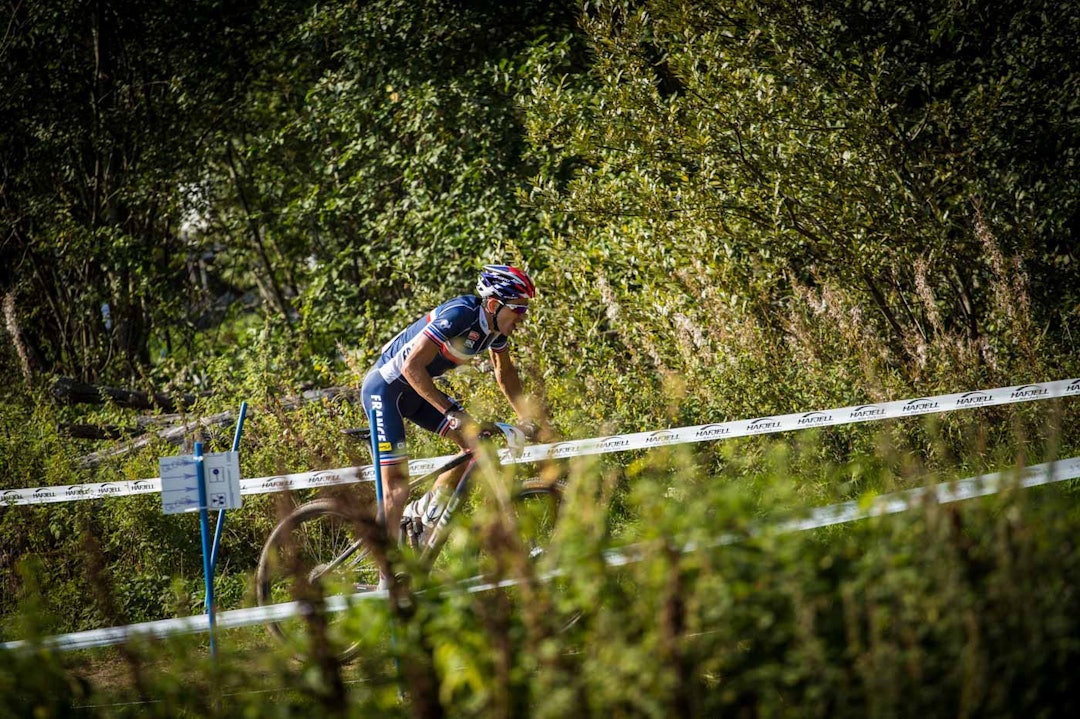 FESTET GREPET: På den fjerde av i alt syv runder, stakk Absalon fra Nino Schurter. (foto: Snorre Veggan) terrengVM-3916a