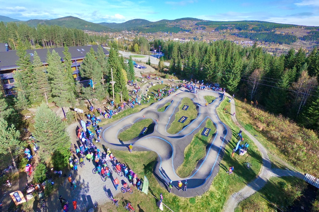 Pumptrack-konkurransen trakk 50 deltakere fordelt på to klasser, samt en gæmlis-duell. Foto: Are Tallaksrud Pumptrack-konkurranse Foto Are Tallaksrud 1400x933