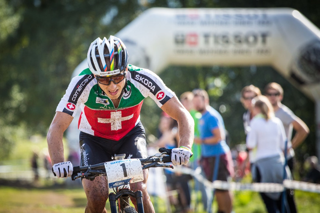 SLÆKK I FJØRA: Samtidig henger Nino Schurter med geipen. (foto: Snorre Veggan) terrengVM-3991a