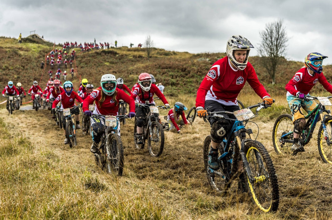 Red Bull Fox Hunt starter 200 ryttere samtidig utfor løypa. Foto: Red Bull Content Pool/Olaf Pignataro Red Bull Fox Hunt 2017 - Foto Red Bull Content Pool Olaf Pignataro 1400x933