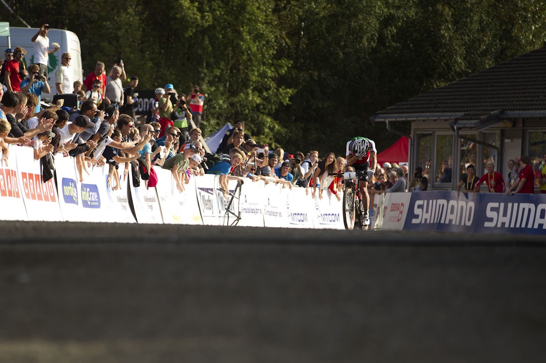 SKUFFET: Tittelforsvarer Nino Schurter var skuffet over egen innsats og hadde vondt etter et solid fall i den steinete utforkjøringen ned til mål. (foto: Kristoffer H. Kippernes) _KHK8530