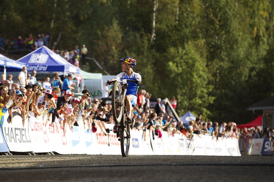 BAKHJULFEIRING: Marco Aurelio Fontana vet hvordan han skal feire en bronsemedalje i VM. (foto: Kristoffer H. Kippernes) _KHK8587
