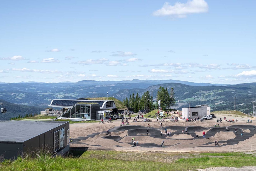 DØGNET RUNDT: Pumptracken i Hafjell Bike Park har blitt populær på kort tid.Foto: Gisle Johnsen hafjell bike park pumptrack mosetertoppen