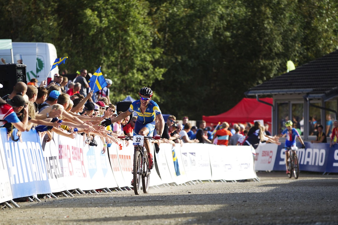 TAKKER FANSEN: Matthias Wengelin takker de svenske supporterne på vei inn mot en 35.plass. I fjor ble han nummer seks i verdenscupen i de samme løypene. (foto: Kristoffer H. Kippernes) _KHK8605