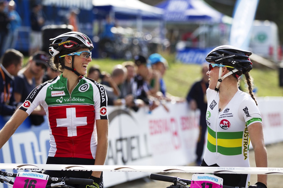 VENNER FØR START: Ramona Forchini fra Sveits og Emily Parkes fra Australia prøver å roe startnervene med litt løsprat. Om bare noen få minutter går starten, og alt blir blodig alvor. (foto: Kristoffer H. Kippernes) _KHK7537