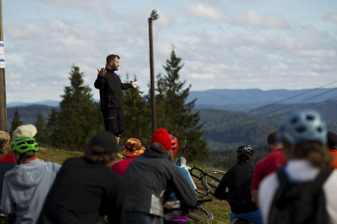 RYTTERMØTE: Rittgeneral Roy Ripe stod for felles informasjonsmøte før start. _KHK6101