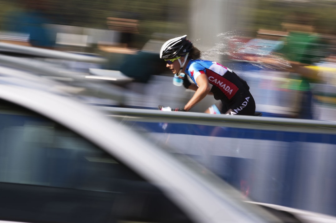 PUBLIKUMSYNDLING: Den Porsche-sponsede publikumsyndlingen tok sjetteplass i verdensmesterkapet. Her tar hun imot en flaske i langesonen.(foto: Kristoffer H. Kippernes) _IPP0102