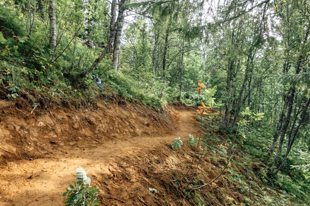 Slik ser en bærekraftig sti ut. Foto: Rekkje stiutvikling NOTS Tromsø stibyggerkurs trail - Foto Rekkje Stiutvikling 1400x933