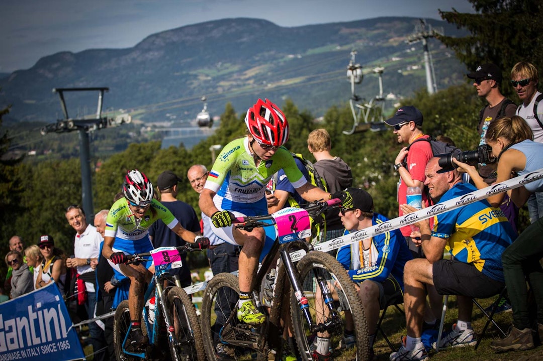 OPP FRA DALEN: Tanja Zakelj tauer sin slovenske lagvenninne Blaza Klemencic opp bakkene.(foto: Snorre Veggan) terrengVM-3242a