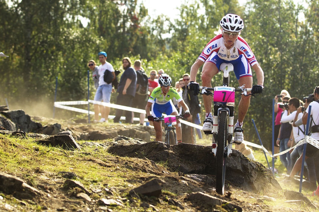 LETT! Irina Kalentieva veier trolig rundt 50kg inkludert sykkel, og gikk lett i motbakkene. Hun så ikke ut til å ha nevneverdige problemer med utforkjøringene heller.(foto: Kristoffer H. Kippernes) _KHK7644