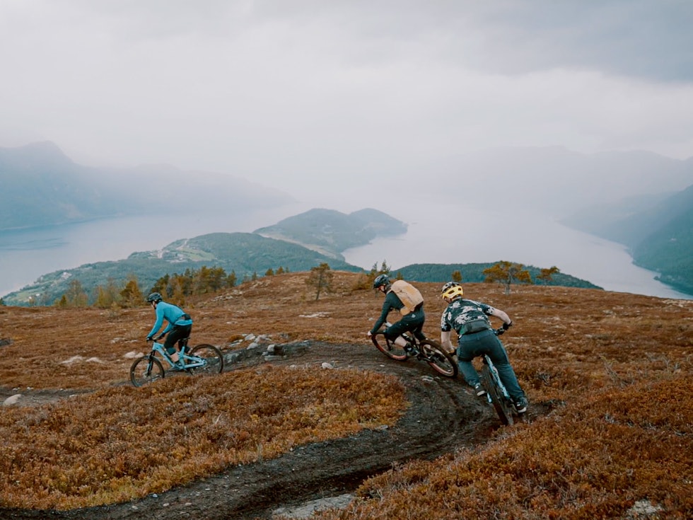 RETT I FJORDEN: Lite å si på omgivelsene for syklister som tar seg turen til Gloppen. Bilde: Magnus Roaldset Furset