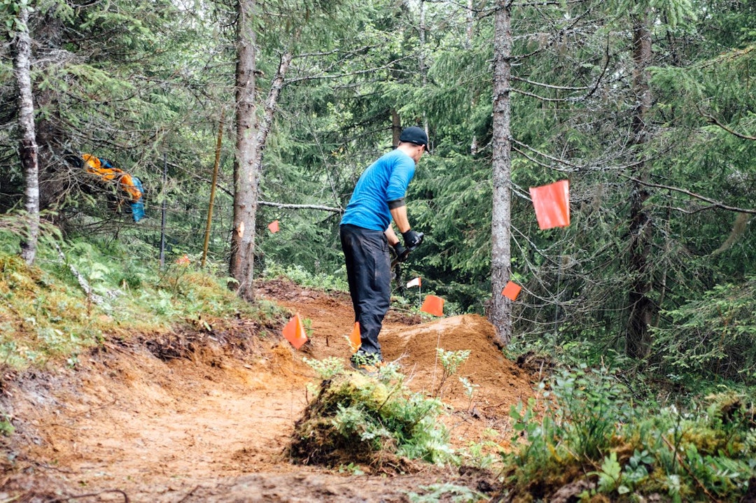 Mye ble gjort under stibyggerkurset, og arbeidet har blitt fortsatt utover høsten. NOTS Tromsø stibyggerkurs 2 - Foto Rekkje Stiutvikling 1400x933