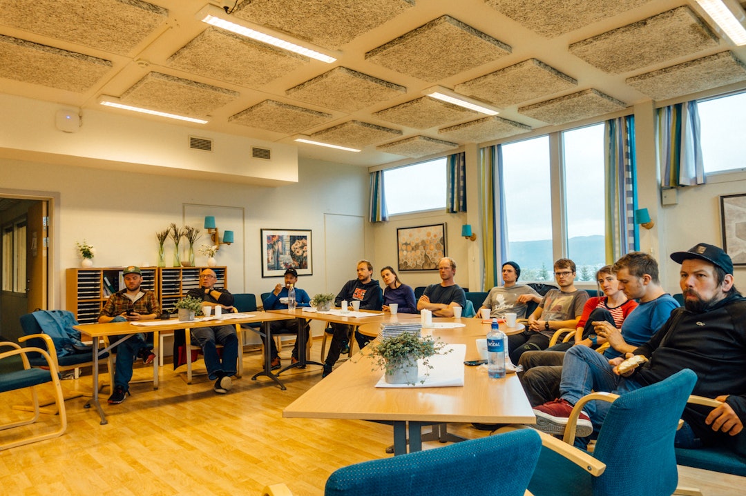 Noe teori hører også med. NOTS Tromsø stibyggerkurs class - Foto Rekkje Stiutvikling 1400x933