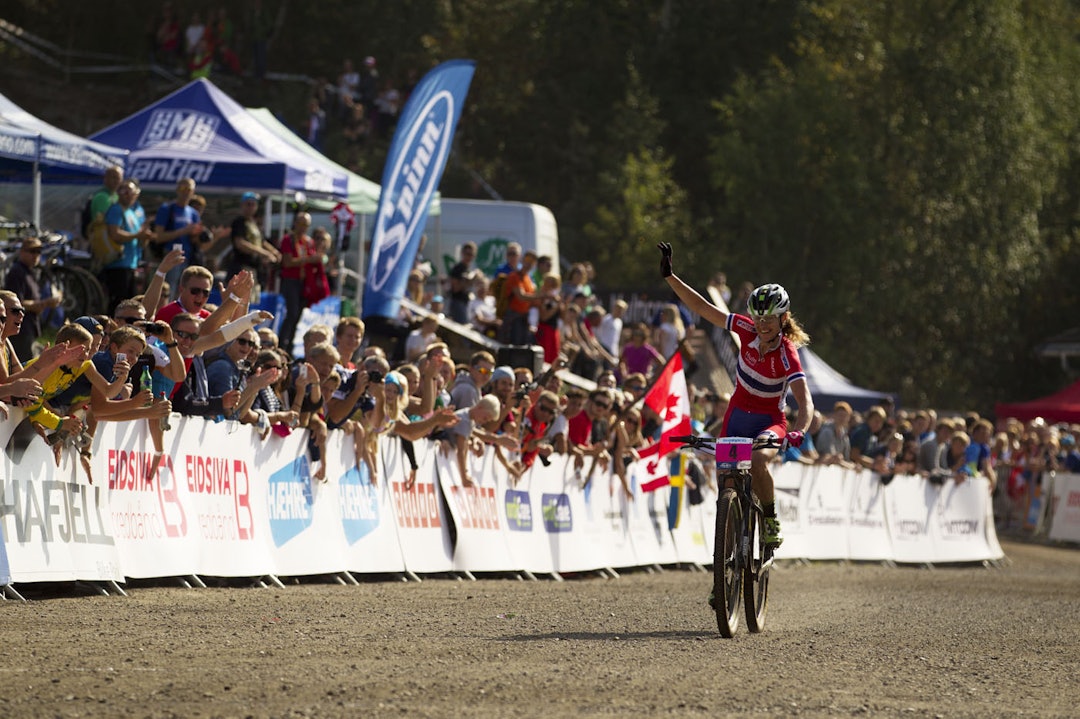 LIKE BLID: Gunn-Rita fikk god støtte av publikum underveis, og takket med et stort smil før målstreken. (foto: Kristoffer H. Kippernes) _KHK7971