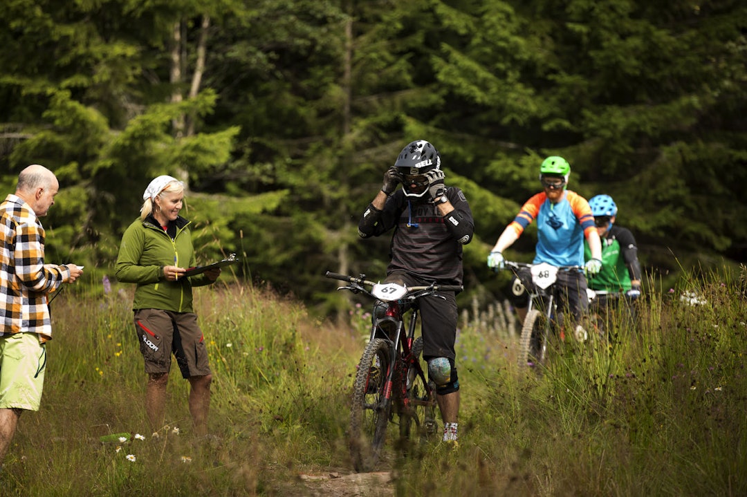 SISTE FINPUSS: Gaute Birkeland retter på brillene før start på fartsetappe 2 _IPP3955