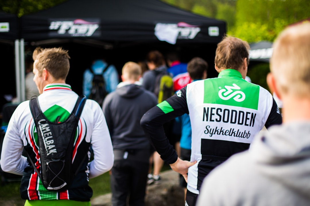 STARTNUMMER: Ikke alle hadde hentet startnummeret på forhånd. (foto: Snorre Veggan) terrengsykkelrittet-5248a