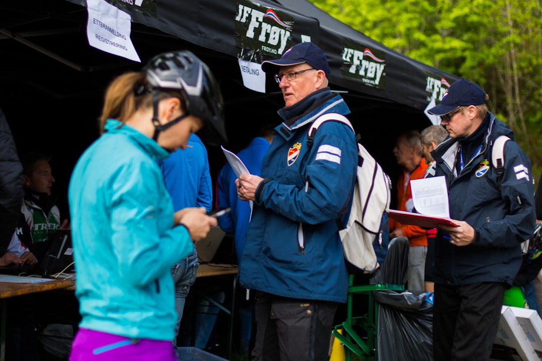 KONTROLL: Det gjaldt ikke disse gutta, som var på plass fra tidlig morgen for å sørge for at alt gikk etter boka. (foto: Snorre Veggan) terrengsykkelrittet-5231a