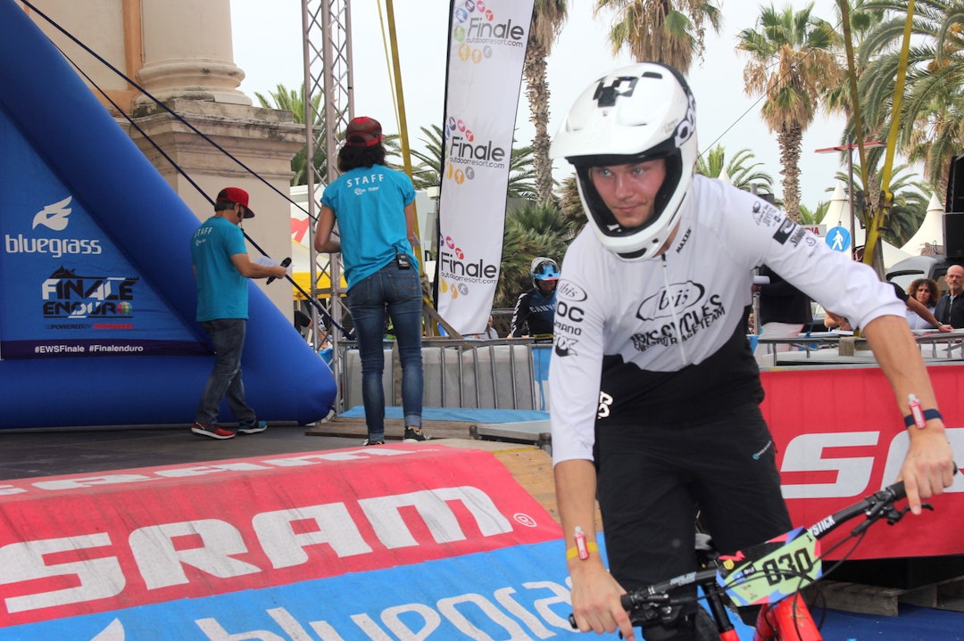 Zakarias Blom Johansen på vei ut til første etappe i EWS Finale Ligure på lørdag. Foto: Ingeborg Scheve Zakarias Blom Johansen Zakka 1400x933