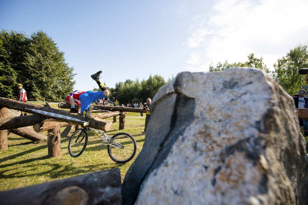 HOLDE SEG PÅ PEDALENE: I trial blir man trukket i poeng hvis man berører bakken med hender eller føtter. Her får Eirik Ulltang en del minuspoeng. (foto: Martin I. Dalen) _MID1340