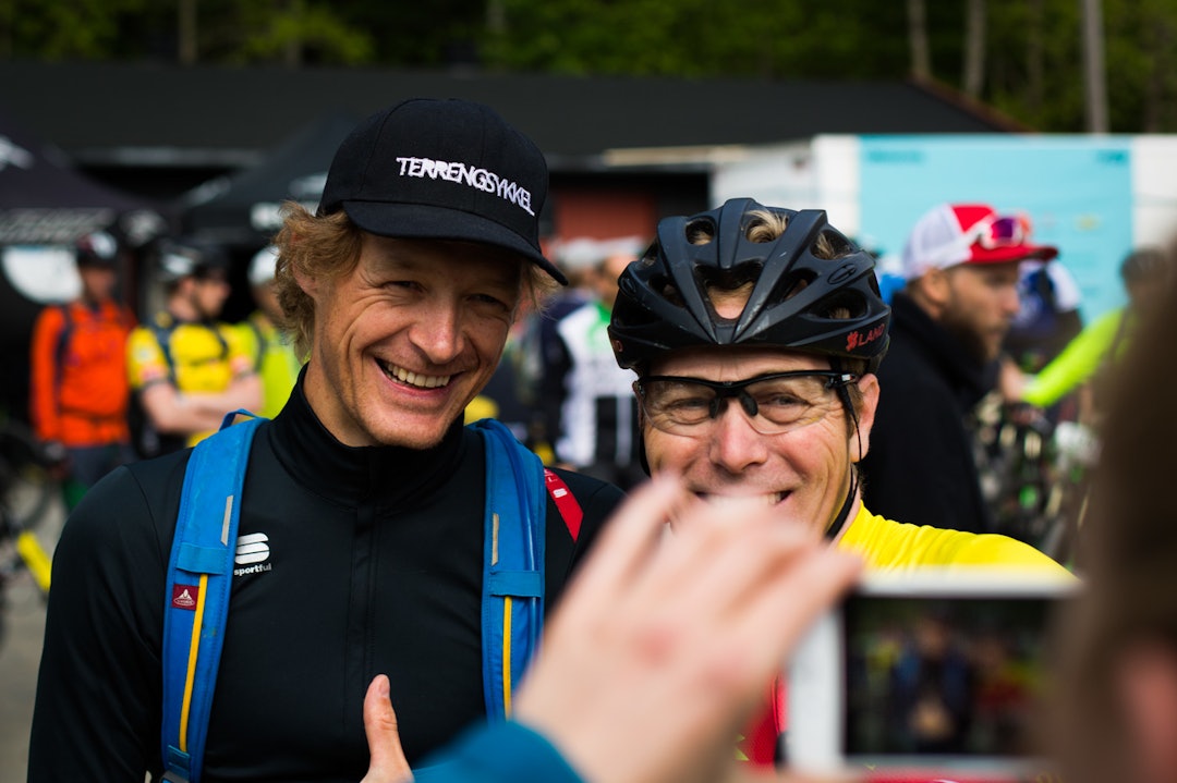 LANGVEISFARENDE: Denne karen hadde kommet fra Bodø for å sykle TSR. Ja, ikke han til venstre, altså. (foto: Snorre Veggan) terrengsykkelrittet-5394a