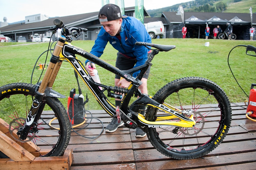 JEG LIKER Å VASKE MIN EGEN SYKKEL: VM er ikke bare glamour. Terje Nylende må vaske sin egen sykkel etter trening i utforløypa. Foto: Øyvind Aas JEG LIKER Å VASKE MIN EGEN SYKKEL: VM er ikke bare glamour. Terje Nylende må vaske sin egen sykkel etter trening i utforløypa. Foto: Øyvind Aas